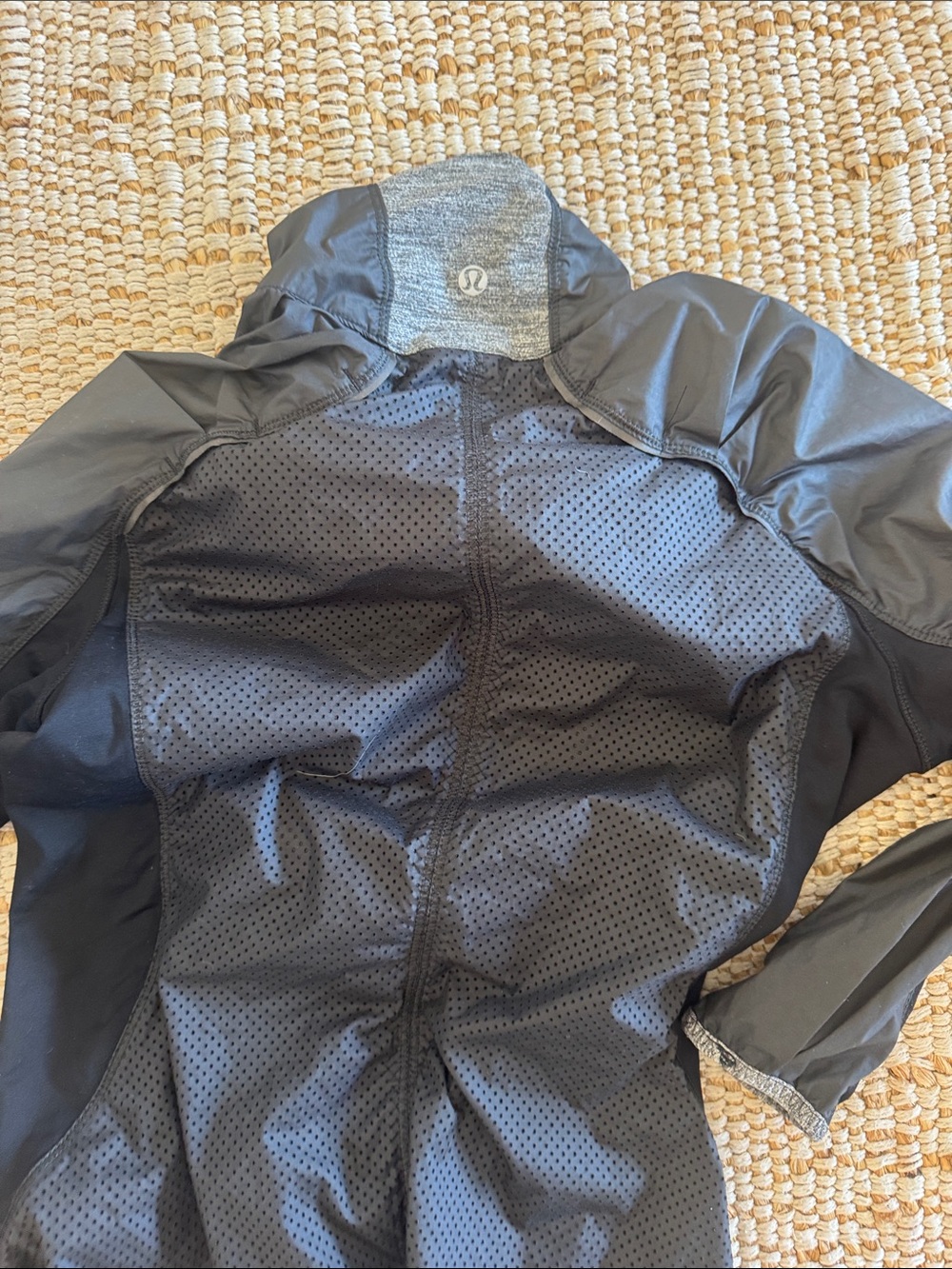 Lululemon Run Essential Jacket - Picture 3 of 3
